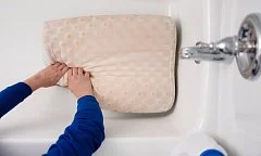 Как чистить подушку