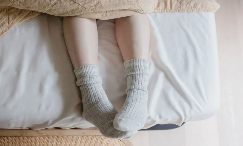 Полезно ли спать в носках